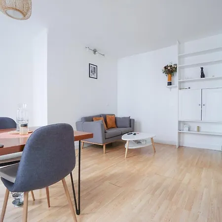 Bright Flat In The 18th Апартаменты Париж